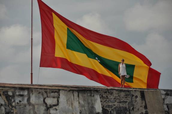 A enorme bandeira de Cartagena no topo do Castillo San Felipe, em Cartagena, na Colômbia